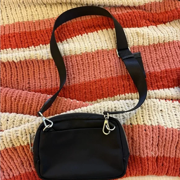 lululemon athletica Black Crossbody Bag - Picture 4 of 8